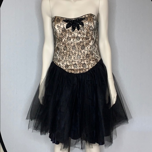 Gunne Sax Dresses & Skirts - Vintage Gunne Sax strapless lace and tulle dress needs work